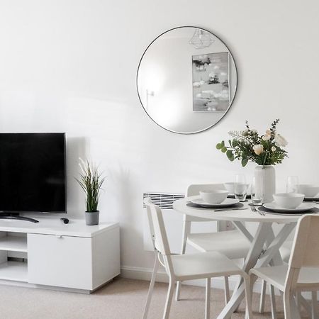Lovely Modern 2 Bed City Centre Apartment With Free Parking - Double Or Twin Beds Available Wolverhampton Esterno foto