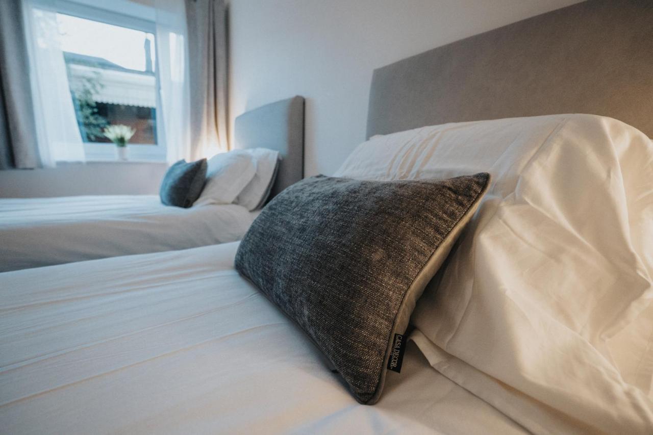 Lovely Modern 2 Bed City Centre Apartment With Free Parking - Double Or Twin Beds Available Wolverhampton Esterno foto