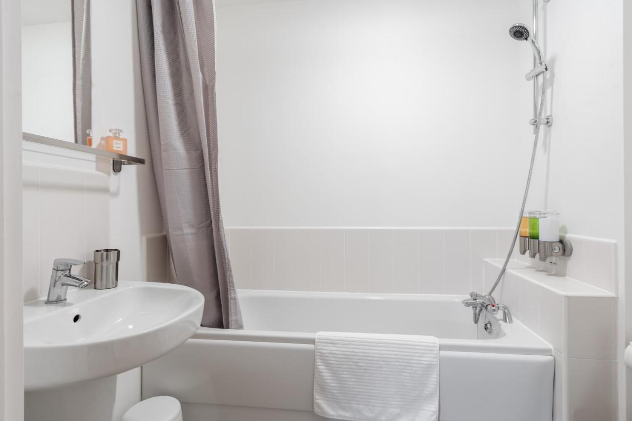 Lovely Modern 2 Bed City Centre Apartment With Free Parking - Double Or Twin Beds Available Wolverhampton Esterno foto