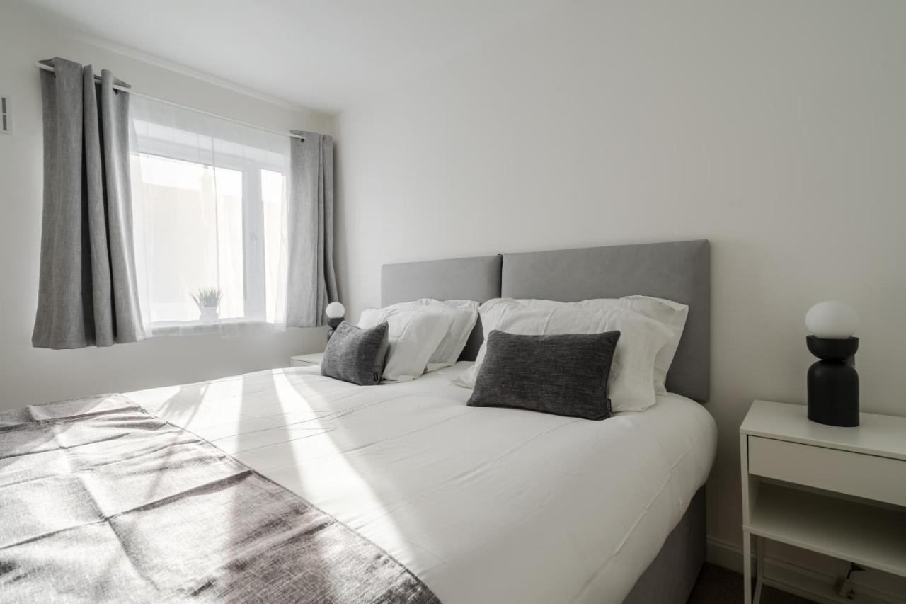 Lovely Modern 2 Bed City Centre Apartment With Free Parking - Double Or Twin Beds Available Wolverhampton Esterno foto