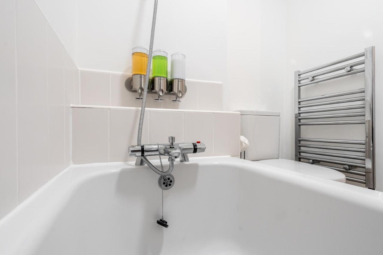 Lovely Modern 2 Bed City Centre Apartment With Free Parking - Double Or Twin Beds Available Wolverhampton Esterno foto